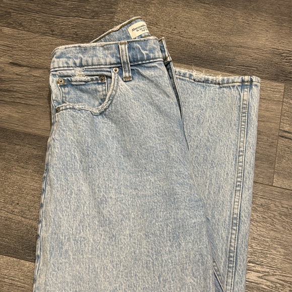 Abercrombie Curve Love High Rise 90s Relaxed Jean | Light - Size 29R (8 Reg) - Picture 7 of 9